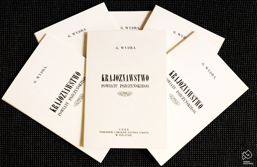 Ułożone na czarnym tle reprinty broszury Gerarda Wydry.