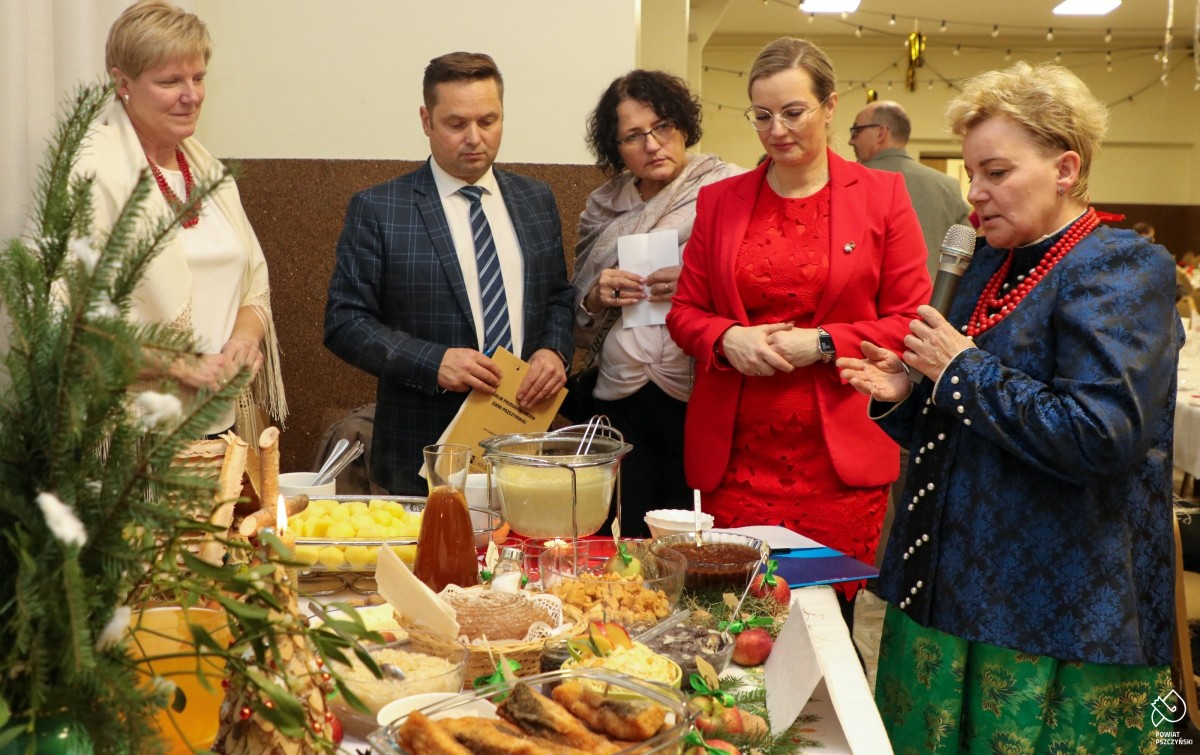 Jury przy jednym ze stołów wigilijnych nakrytych przez KGW w Miedźnej.
