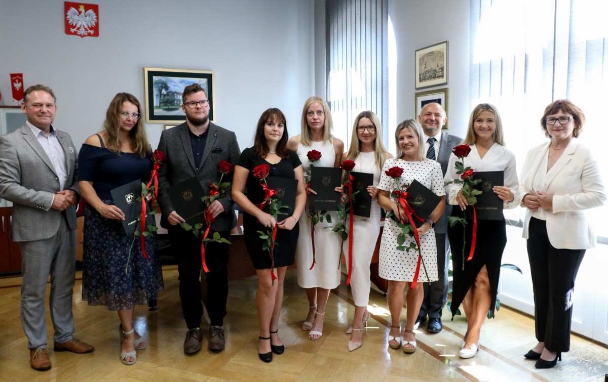 Nauczyciele mianowani we wspólnym zdjęciu ze starostą, wicestarostą i naczelnik Oświaty, w gabinecie starosty.