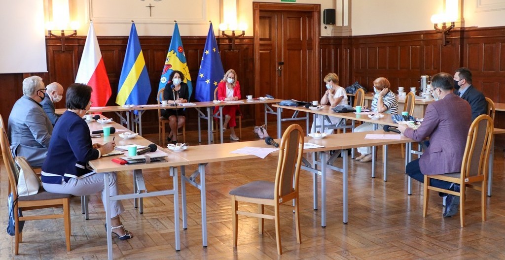 W sali sesyjnej pszczyńskiego starostwa trwa posiedzenie Powiatowej Rady Rynku Pracy. Jej członkowie siedzą za stołami ułożonymi w kwadrat.