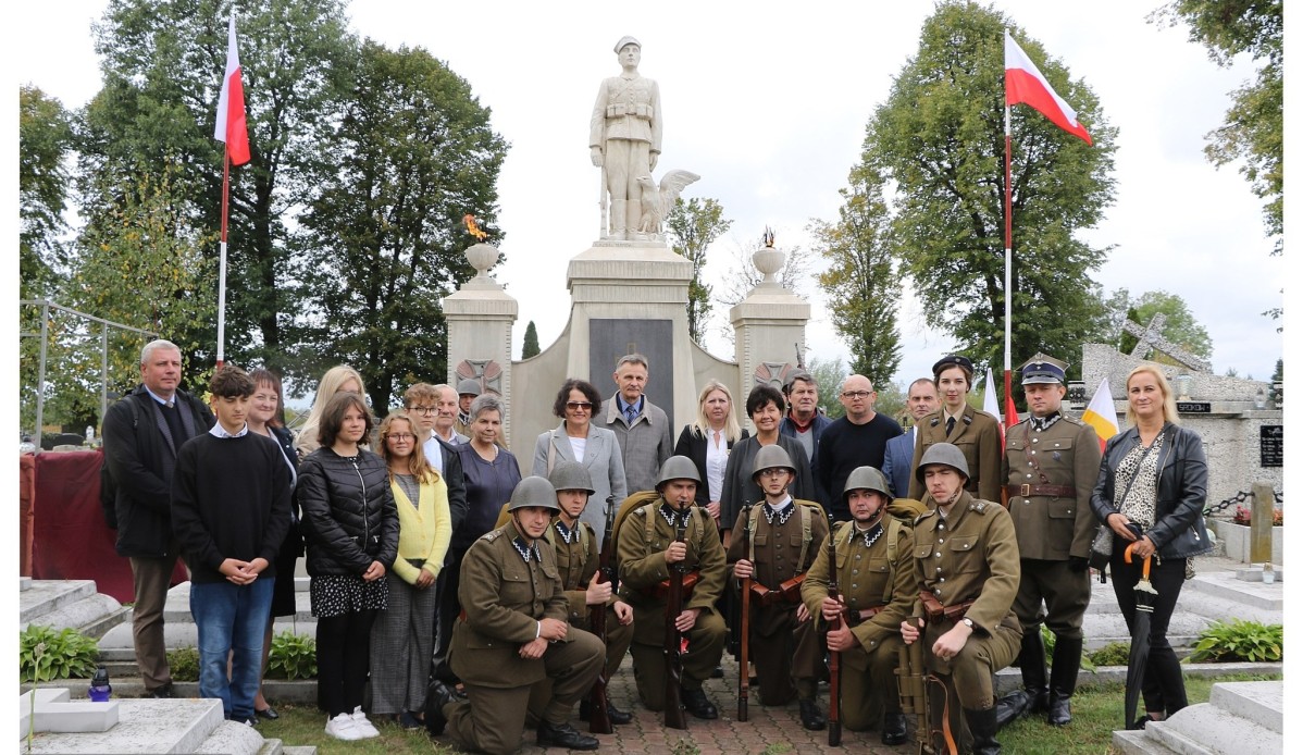 Członkowie delegacji powiatu pszczyńskiego ze Stowarzyszeniem Rekonstrukcji Historycznych pod pomnikiem poległych w Bitwie Radłowskiej.