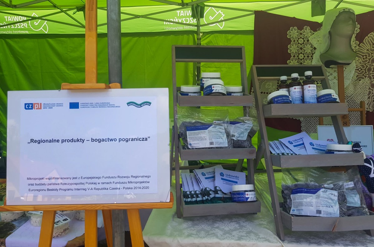 Lokalne produkty z goczałkowickiego uzdrowiska wystawione na stoisku w Czechach.
