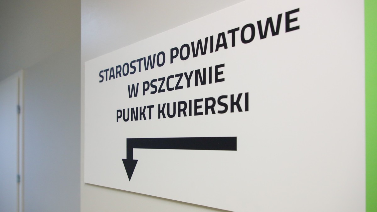 Tablica ścienna z napisem Starostwo Powiatowe Punkt kurierski