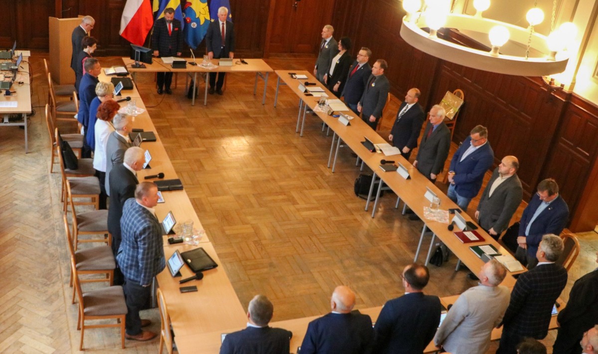 Sesja Rday Powiatu Pszczyńskiego. Trwa minuta ciszy, radni stoją