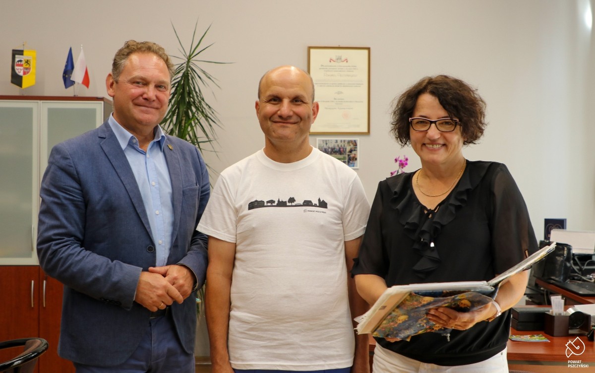 Starosta i wicestarosta, pośrodku wysoki mężczyzna w koszulce powiatu pszczyńskiego.