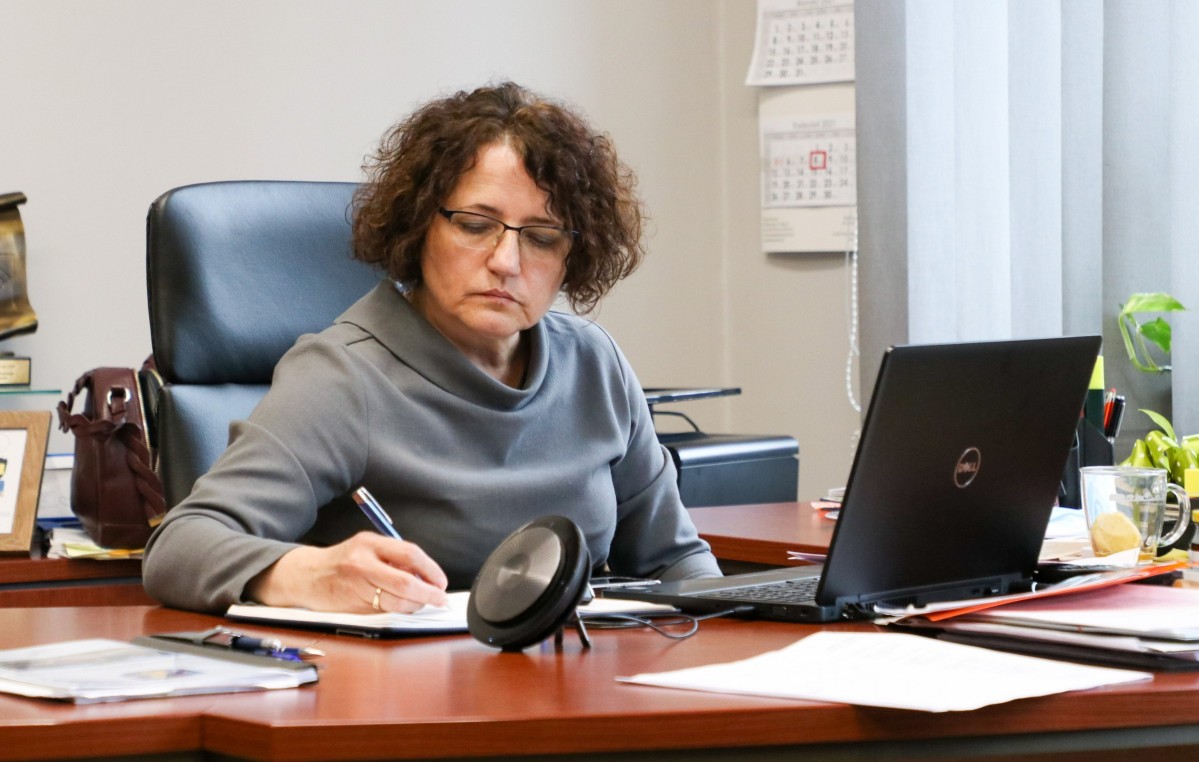Starosta Barbara Bandoła siedzi za biurkiem przed komputerem podczas widekonferencji z przedstawicielami NFZ.