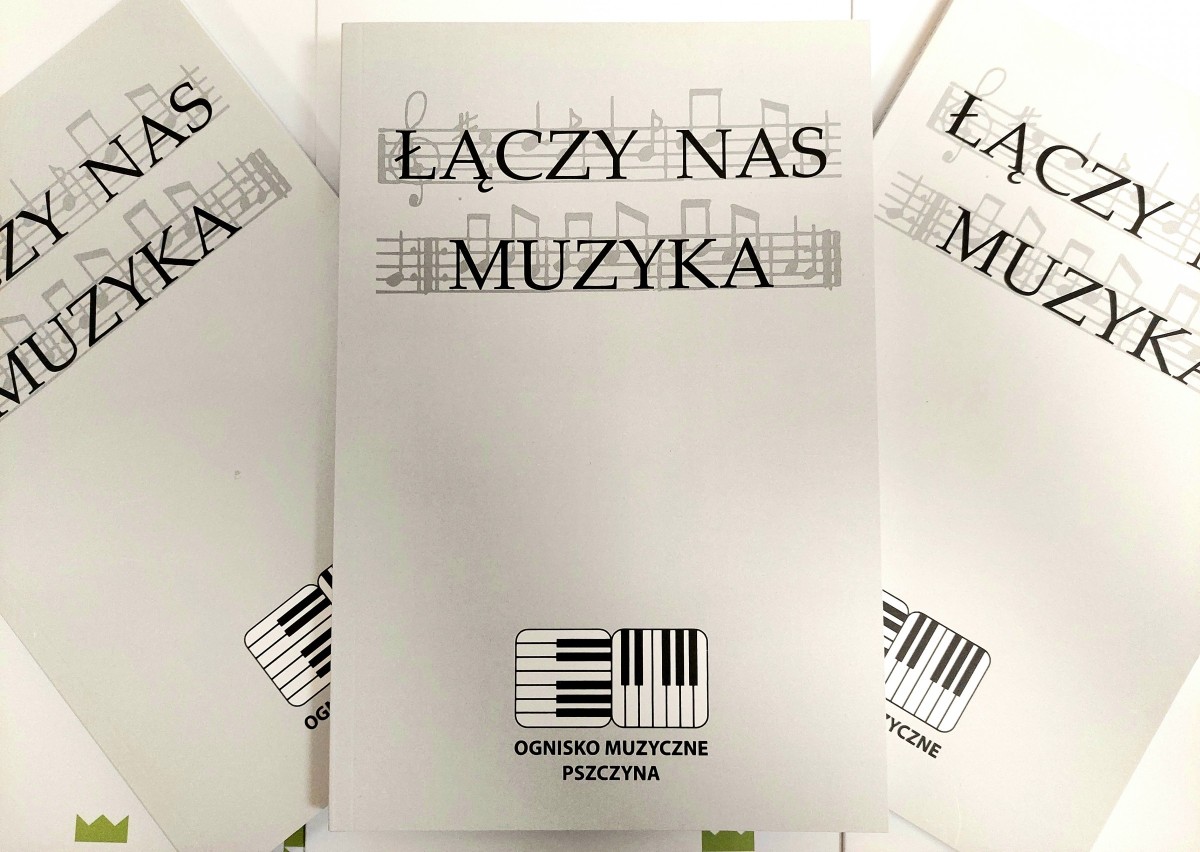 Trzy szare książki o tytule Łączy nas muzyka. Pod napisem zapis nutowy.