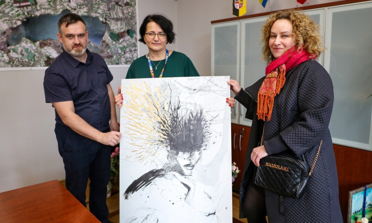 starosta szef sztabu i autorka obrazu trzymają go w dłoniach