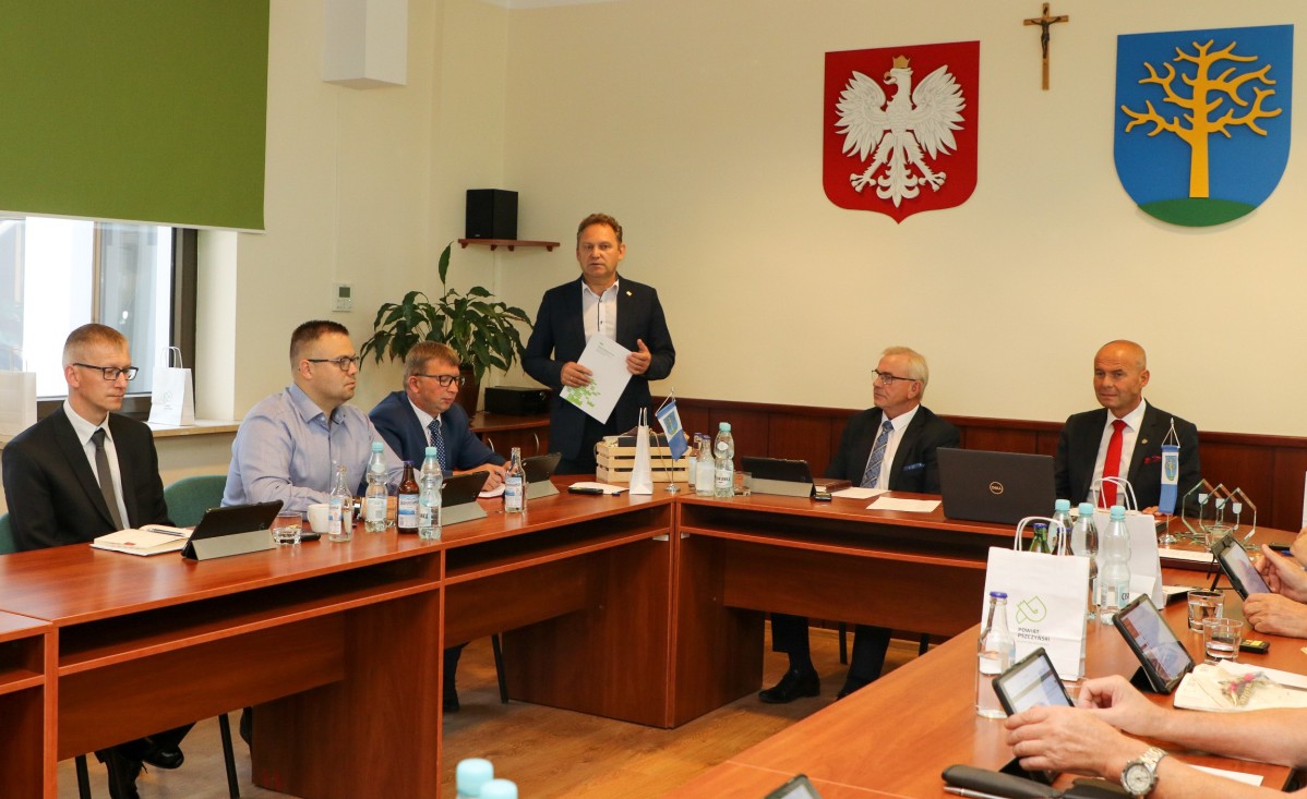 Wicestarosta przemawiający podczas sesji Rady Gminy Suszec.