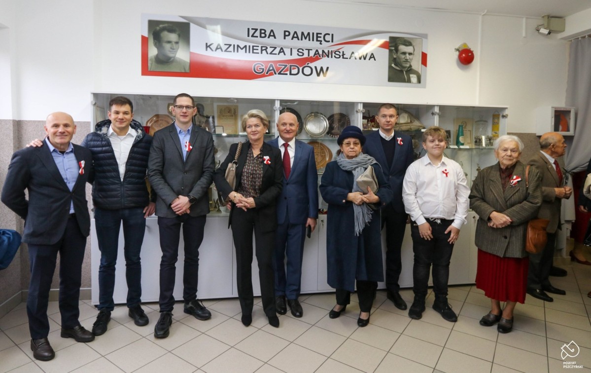 Rodzina Gazdów w izbie pamięci w szkole.
