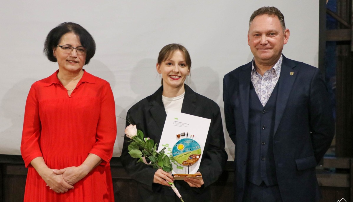 Zuzanna Folek ze starostą i wicestarostą.