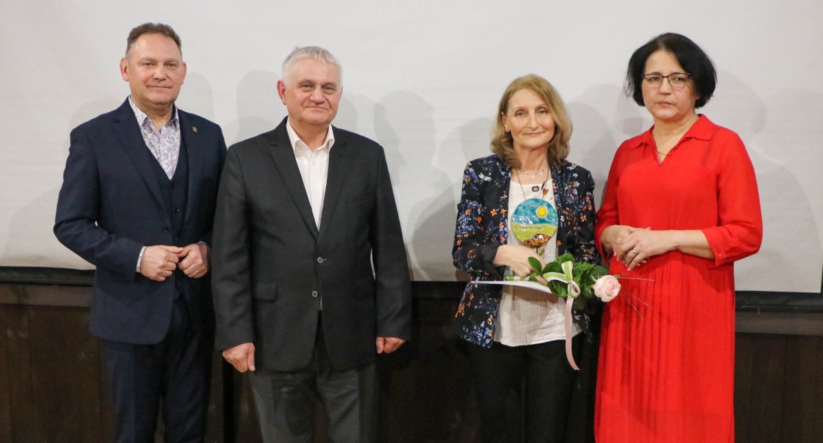 Danuta Abramowicz z dyrektorem szkoły, starostą i wicestarostą.