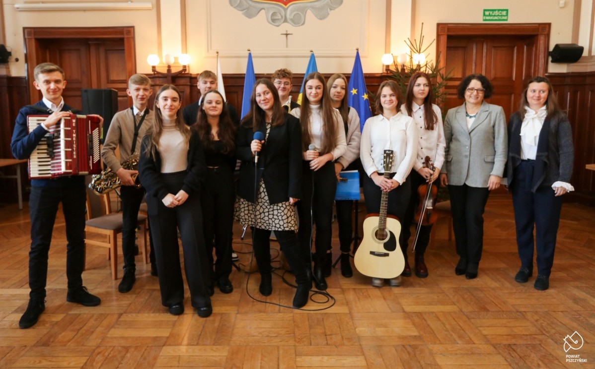 Uczniowie PZS nr 2 i Natalia Ruman we wspólnym zdjęciu w sali sesyjnej przy choince.