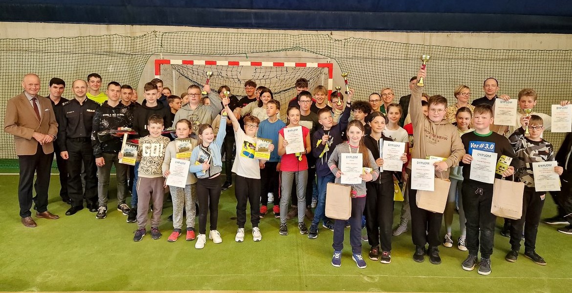 Uczestnicy etapu powiatowego wraz z organizatorami konkursu w hali sportowej.