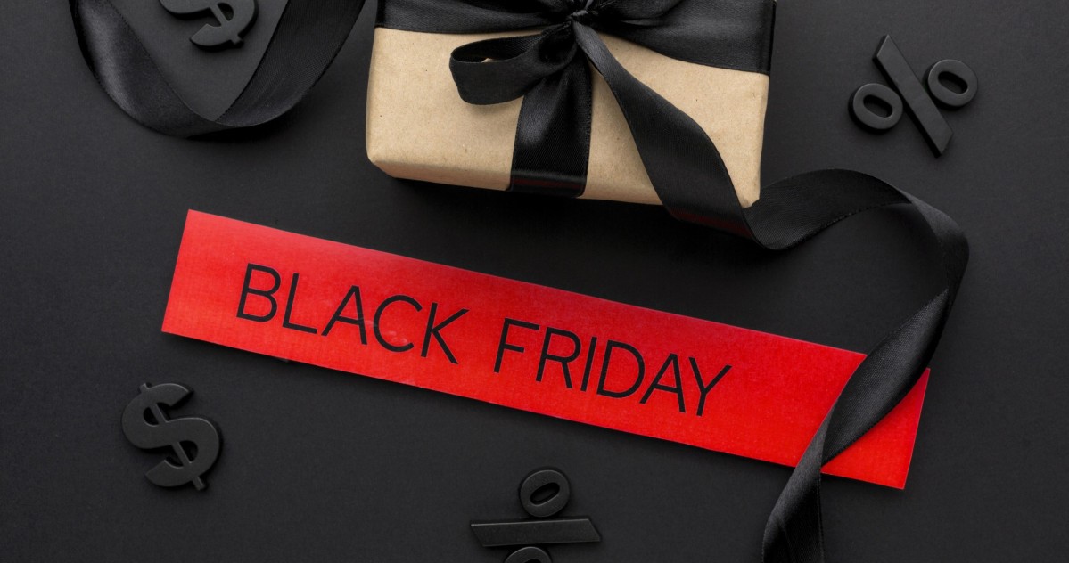 Czarny plakat z napisem Black Friday i prezentem.