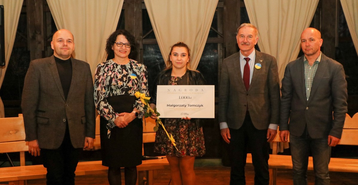Małgorzata Tomczyk ze starostą, Grzegorzem Nogłym i członkami kapituły konkursowej.