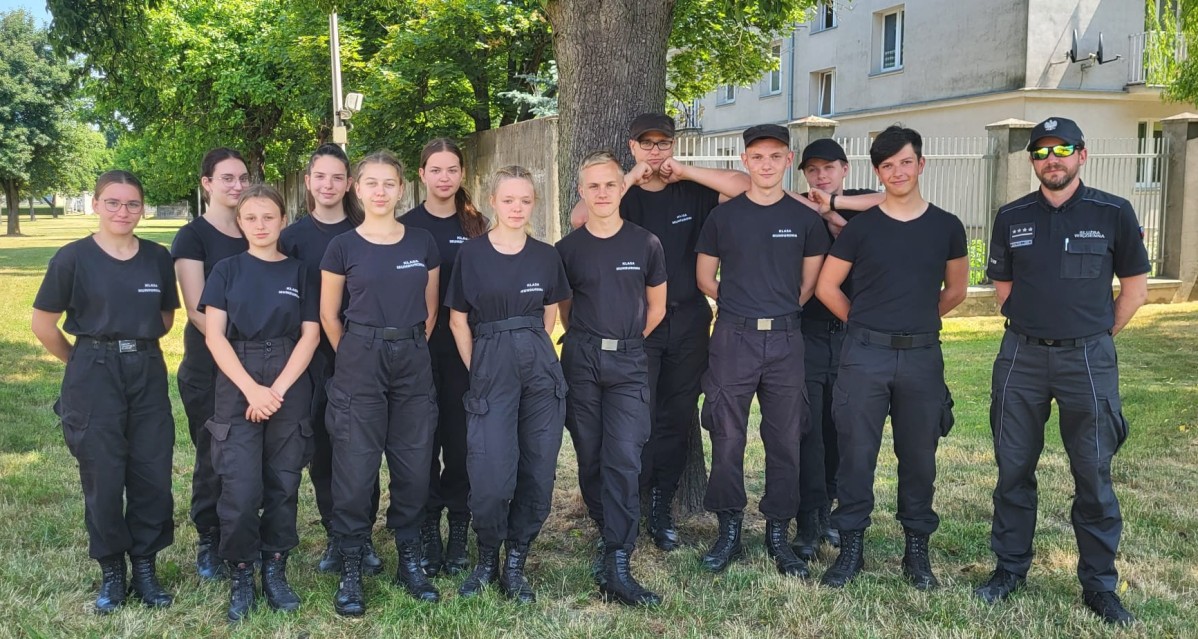 Uczniowie w mundurach we wspólnym zdjęciu.