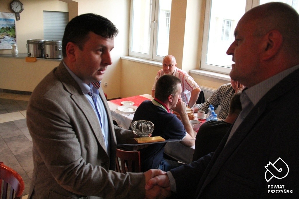 Starosta Paweł Sadza wręcza Żubra Pszczyńskiego