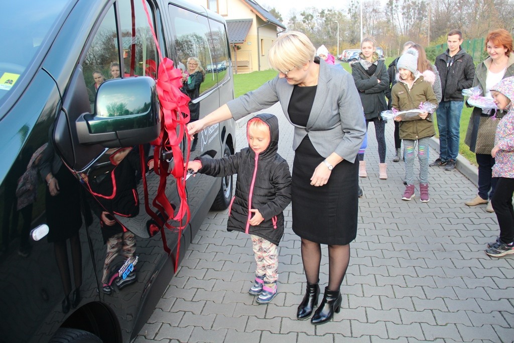 nowy samochód dla domu dziecka