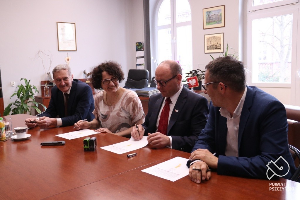 podpisanie umowy żubrowisko