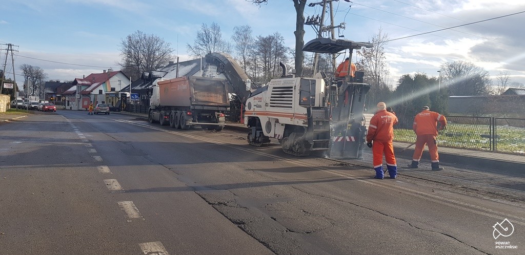 Grafika przedstawia drogę wojeódzką w Miedźnej na której trwa frezowanie nawierzchni.