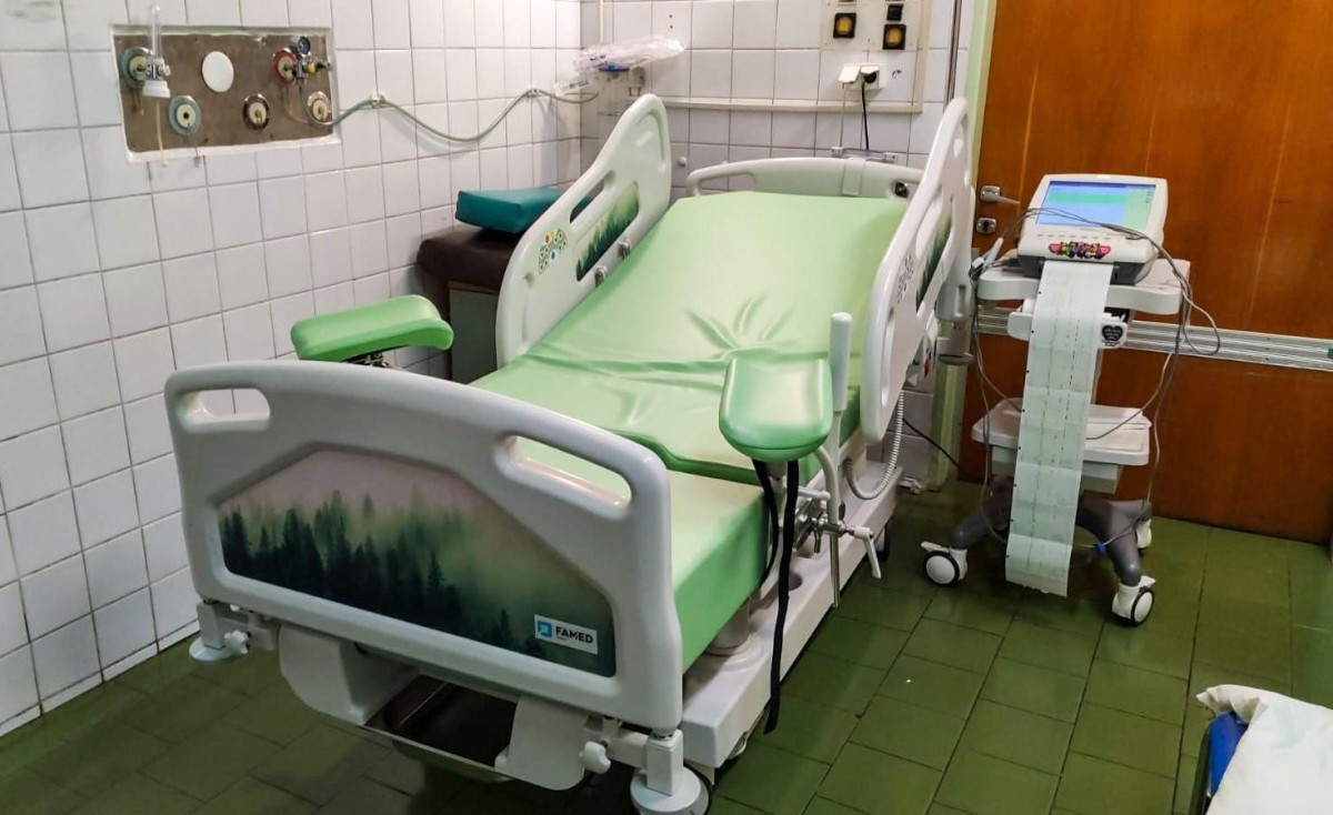 Nowe łóżko zakupione z dotacji dla Szpitala Powiatowego w Pszczynie. Znajduje się na septycznym bloku porodowym.