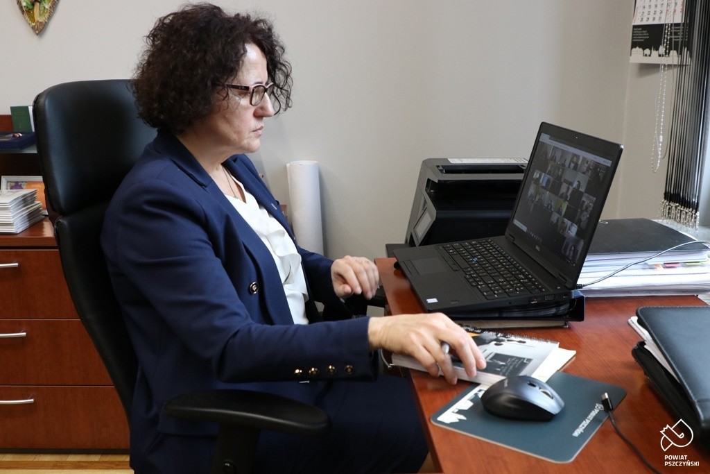 Starosta Barbara Bandoła podczas wideokonferencji.
