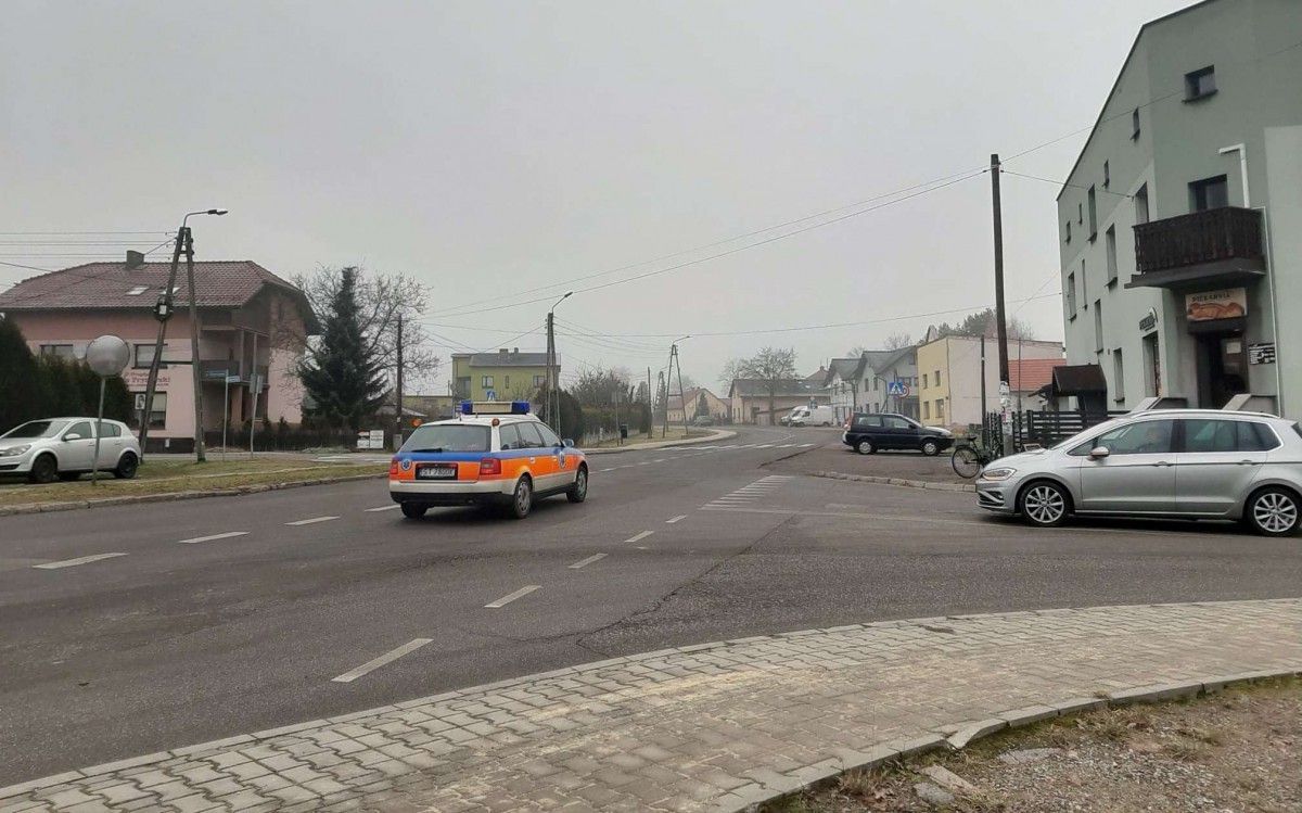 Grafika przedstawia skrzyżowanie dróg powiatowych w Piasku, widoczne są pojazdy.