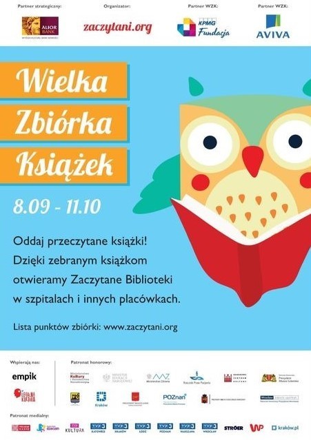 Plakat przedstawia datę rozpoczęcia i zakończenia zbiórki książek (od 8 września - 11 października). Zachęca do oddawania książek i otwierania Zaczytanych Bibliotek. Po prawej stronie na błękitnym tle jest sowa czytająca książkę. Na górze i na dole strony przedstawione są loga partnerów akcji.