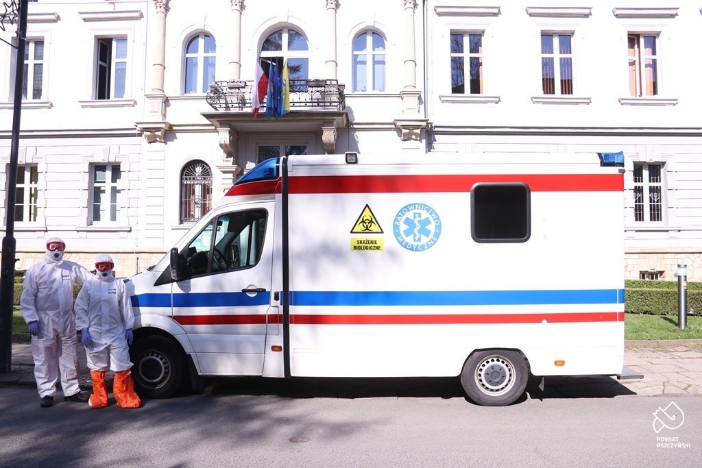 Wymazobus pobiera próbki od mieszkańców powiatu