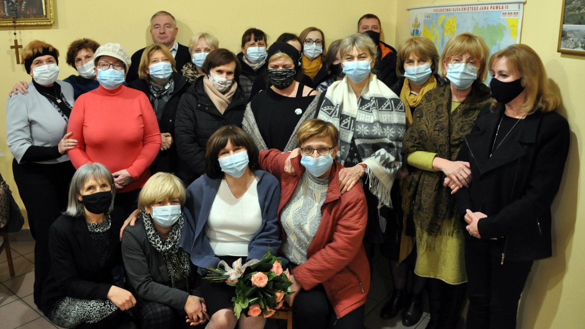 Czlonkowie Hospicjum św. Ojca Pio podczas walnego zgromadzenia członków stowarzyszenia. Kilkadziesiąt osób, w maseczkach.
