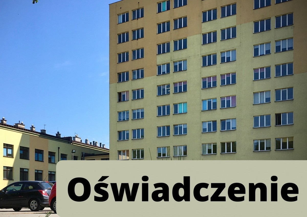 Zdjęcie 9-piętrowego buydnku szpitala, żółta elewacja, z dołu szary pasek z napisem Oświadczenie.