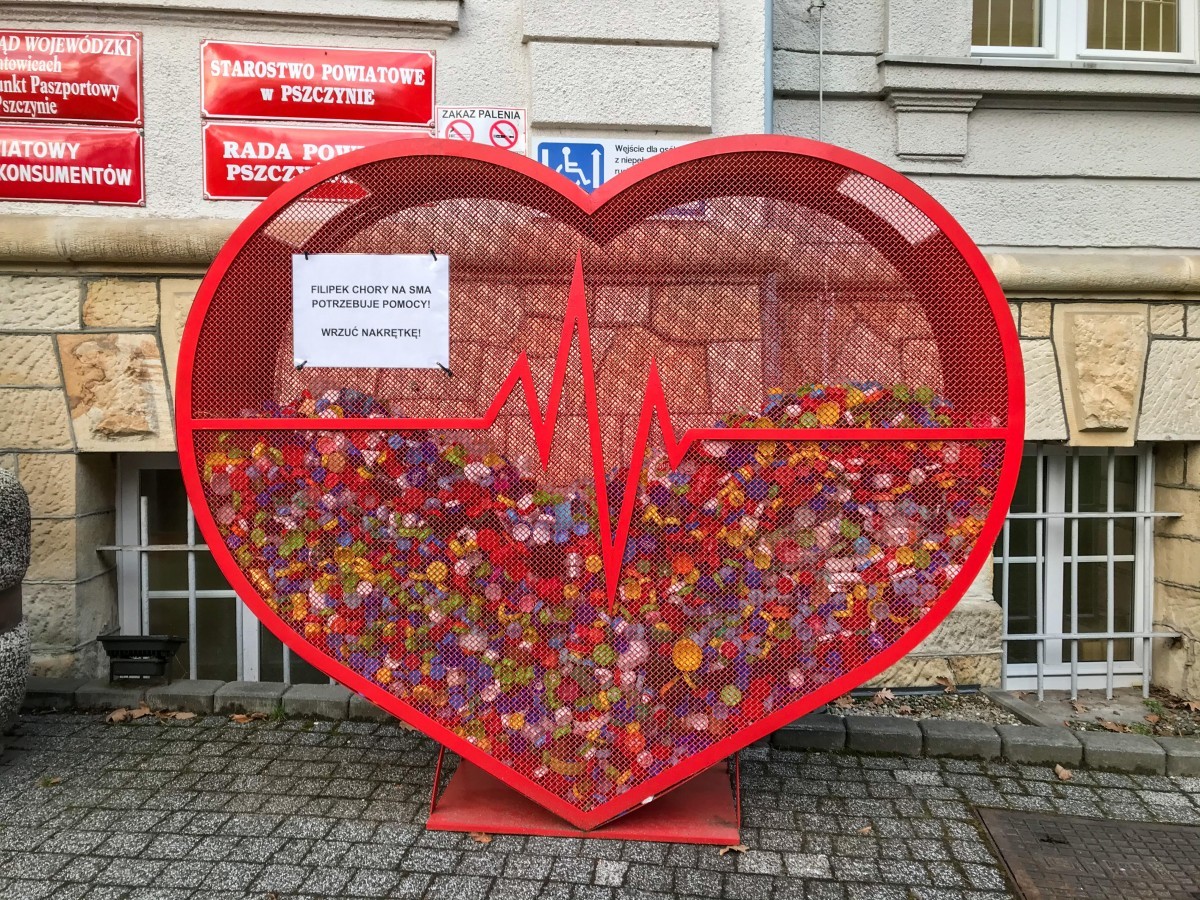 Duży pojemnik na plastikowe nakrętki w kształcie serca.