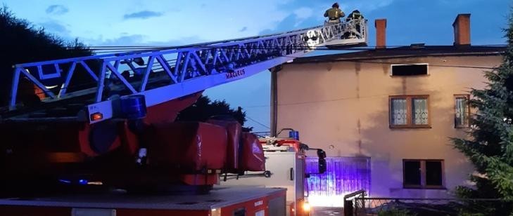 Strażacka interwencja w jednym z domów w powiecie. Wóz z drabiną.