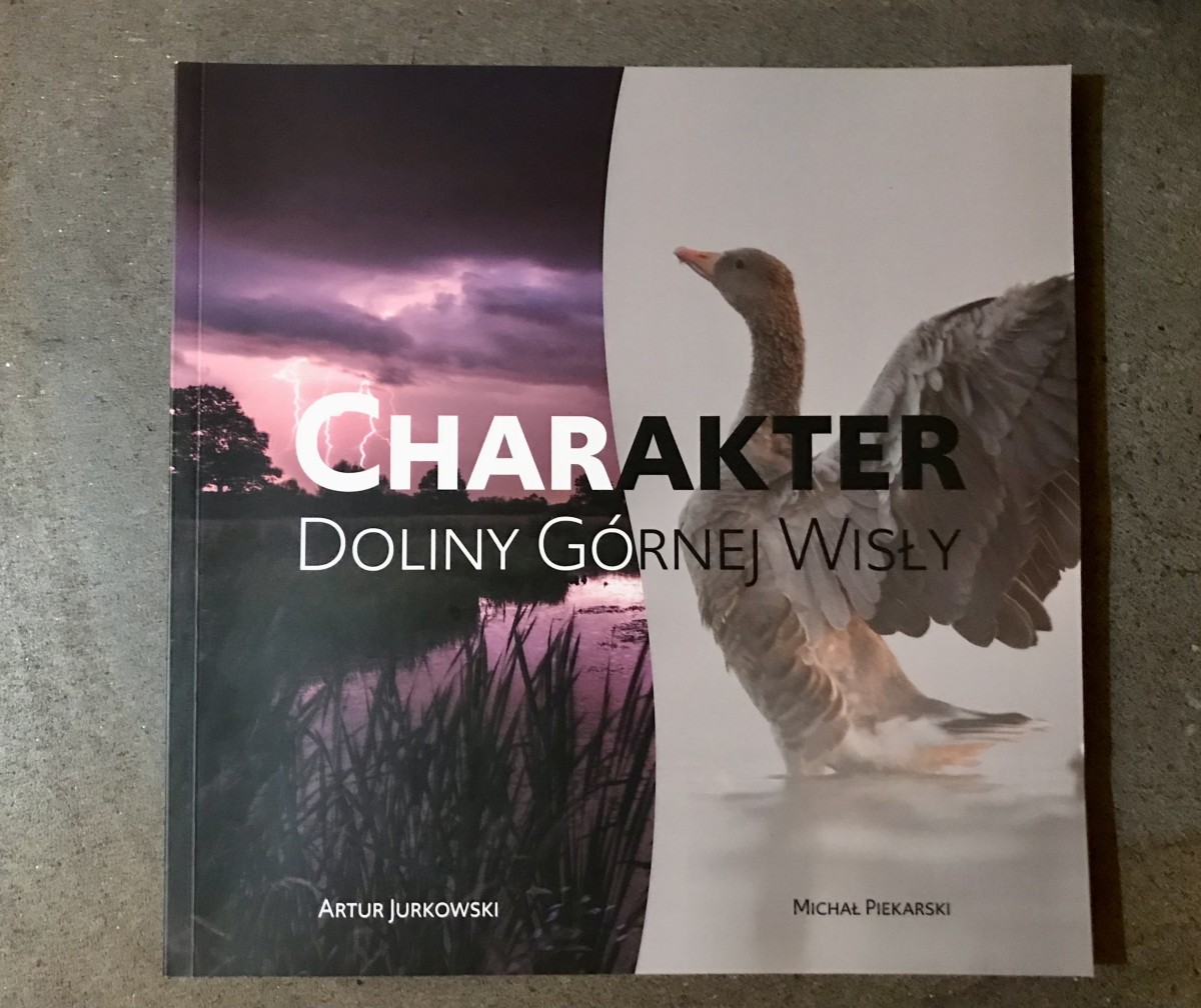 Okładka albumy, dwa zdjęcia przyrody oraz napis Charakter Doliny Górnej Wisły.
