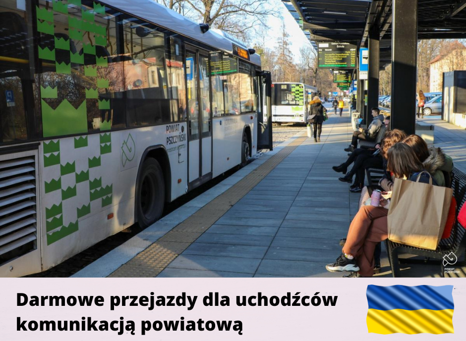Autobus przy stanowisku odjazdowym, na ławkach siedzą ludzie. Pod zdjęciem napis Darmowe przejazdy komunikacją powiatową dla uchodźców