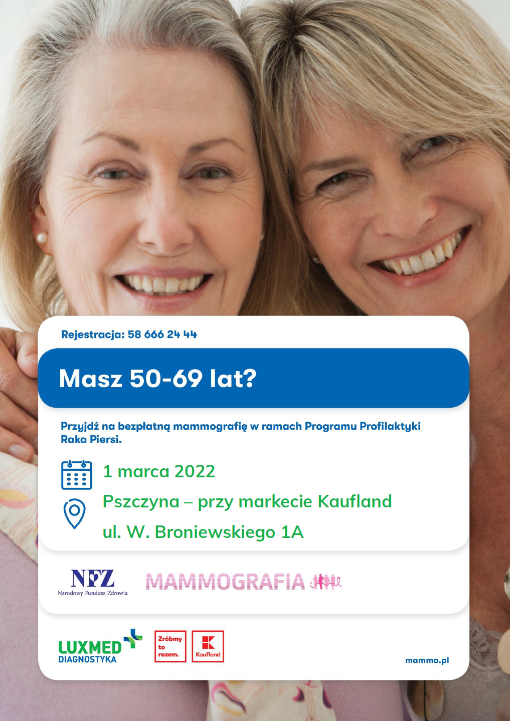 Dwie starsze kobiety usmiechają się i obejmują. Pole z tekstem informującym o bezpłatnym badaniu mammograficznym w Pszczynie.
