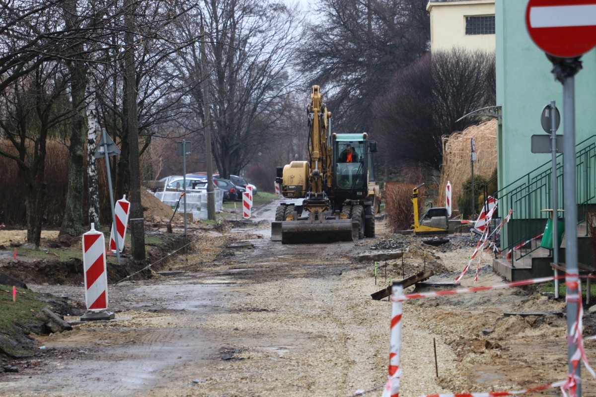 Koparka prowadzi prace ziemne na drodze dojazdowej do internatu Powiatowego Zepsołu Szkół nr 2 w Pszczynie