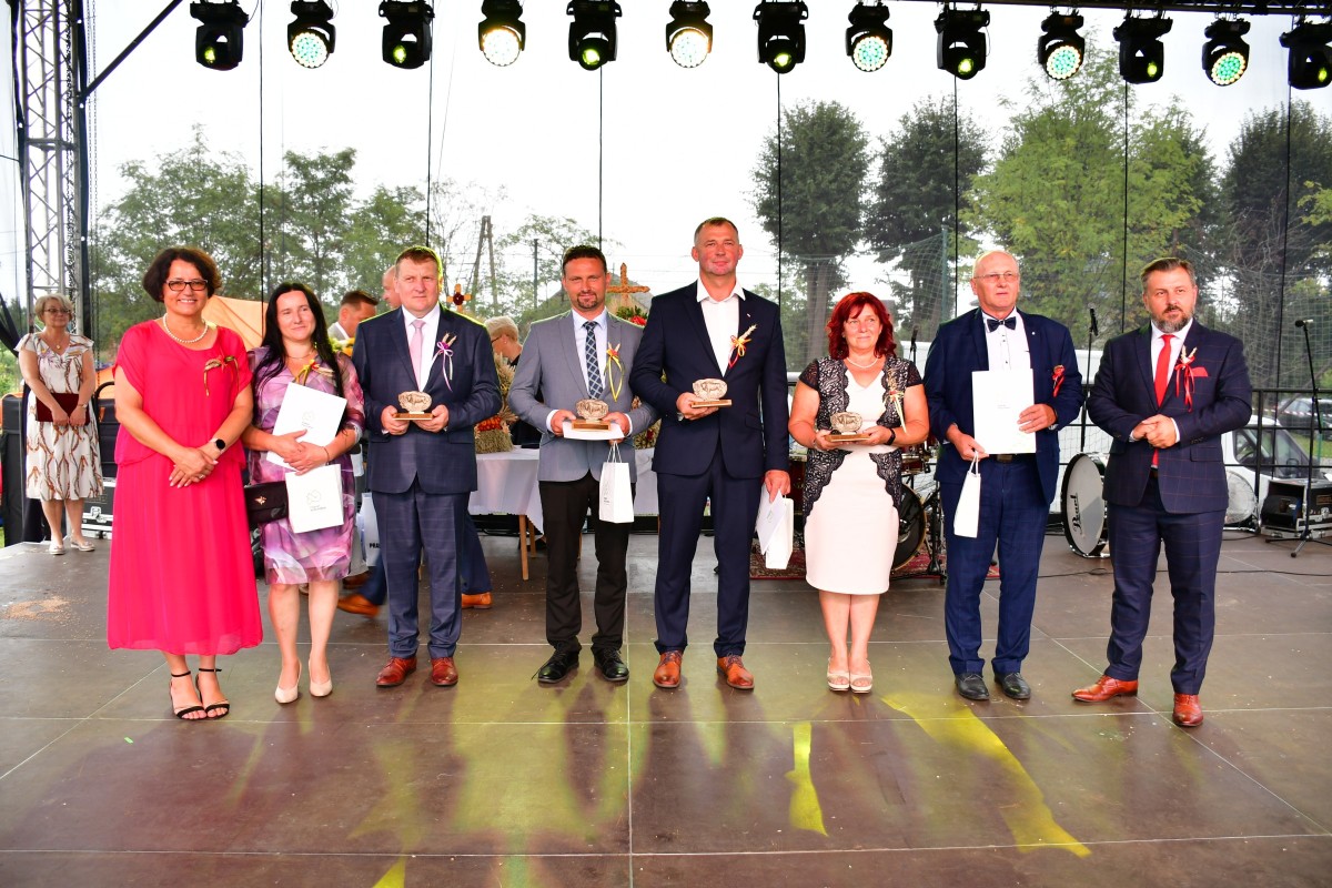 Starosta, przewodniczący rady powiatu i osoby, które otrzymały statuetkę żubra pszczyńskiego.