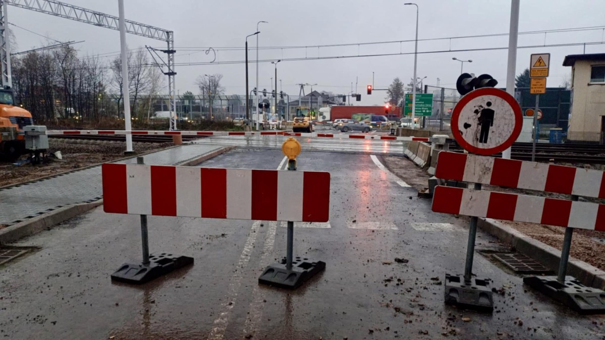 Zamknięty przejazd kolejowy na ul. Bieruńskiej w Pszczynie, zagrodzony barierkami
