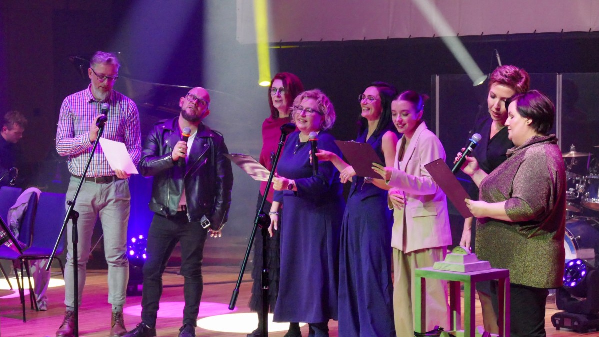 Wokaliści wykonują wspólnie utwór na scenie