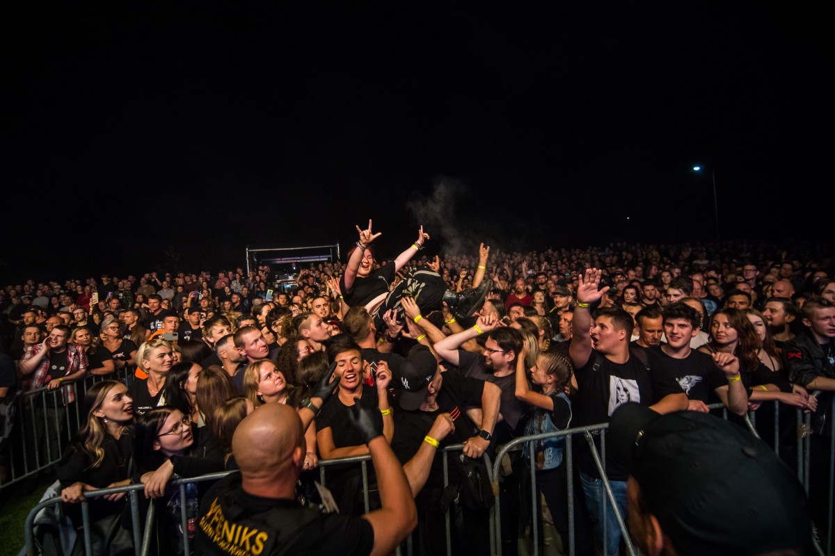 Publiczność - fani rocka podczas koncertu na wolnym powietrzu