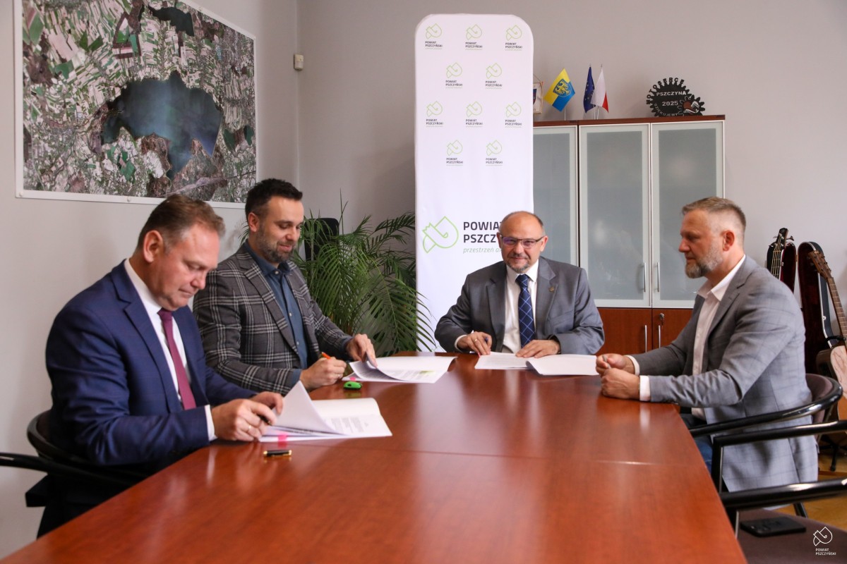 starosta, wicestarosta, dyrektor i przedstawiciel firmy podpisują dokumenty