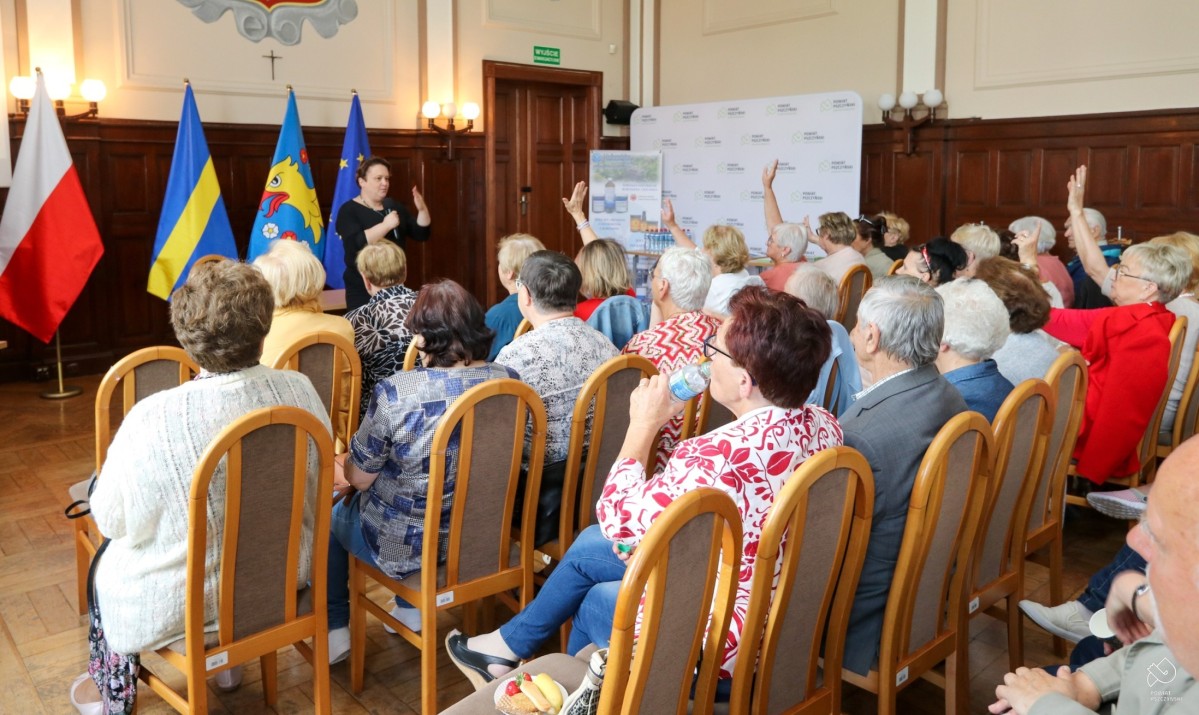 Uczestnicy podczas pierwszej konferencji siedzący w sali sesyjnej.