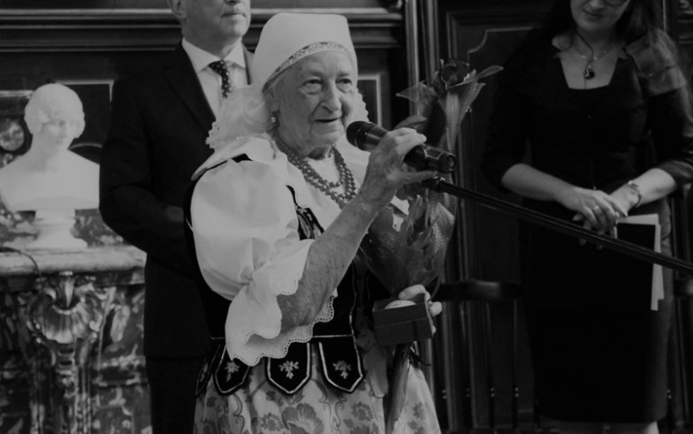 Kobieta w stroju ludowym. Czarno-biała fotografia.