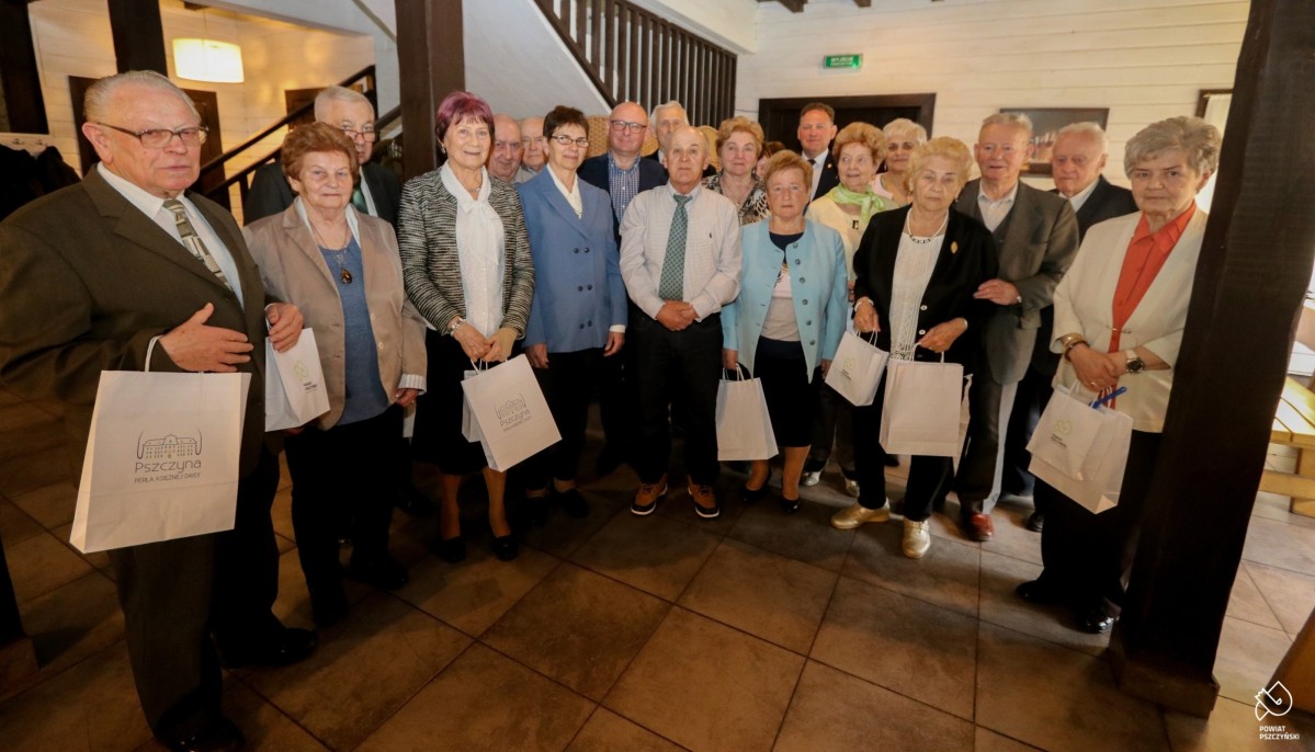 Seniorzy we wspólnym zdjęciu z wicestarostą i burmistrzem.