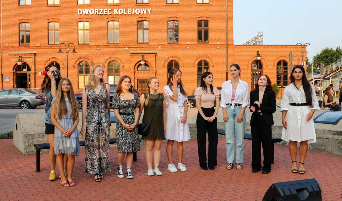 Młode wokalistki na placu przy centrum przesiadkowym po koncercie
