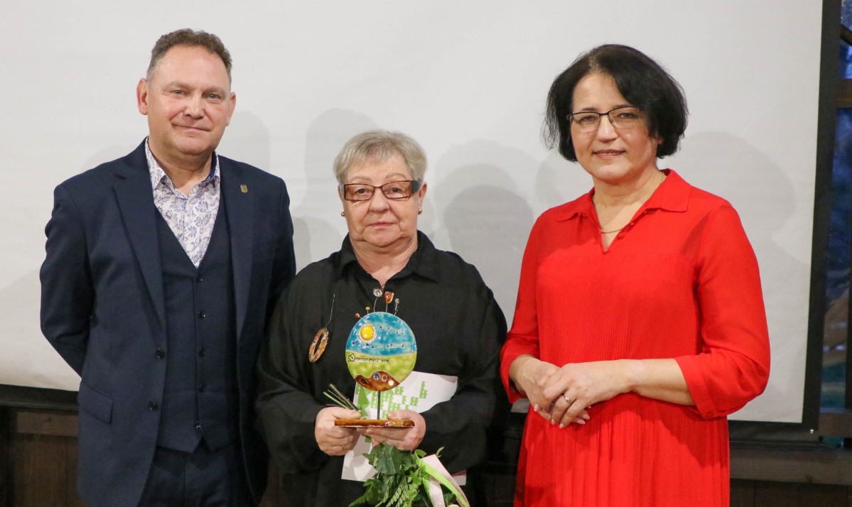 Elżbieta Kuźma ze starostą i wicestarostą.