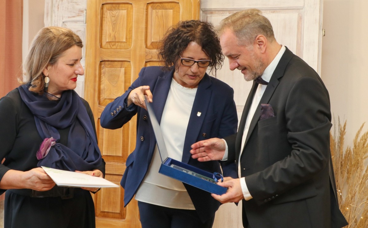 Starosta przekazująca grawer Dorocie i Romanowi Wojnar.