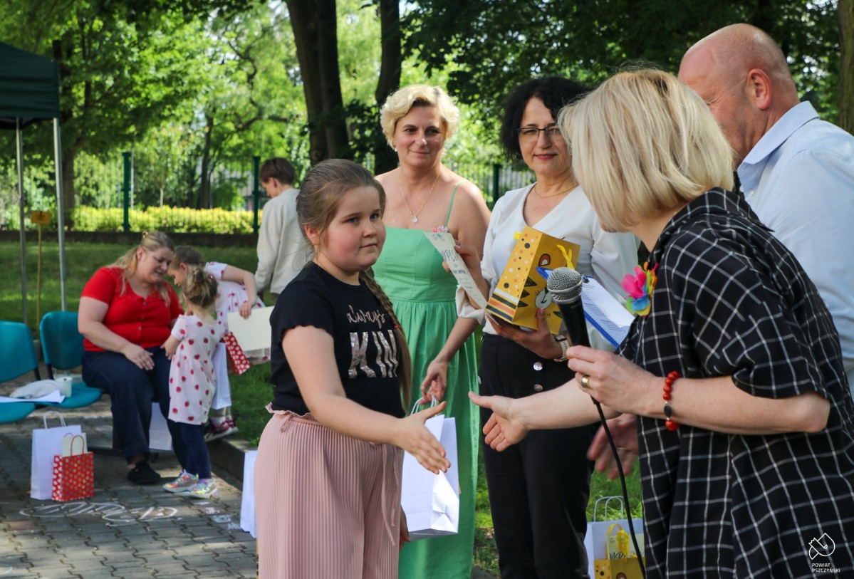 Dziewczynka odbiera nagrodę.